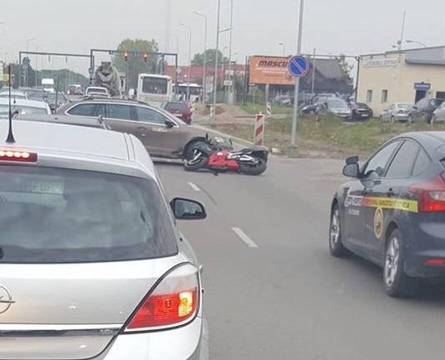 Aleksote eismą paralyžiavo motociklo ir „Škodos“ avarija