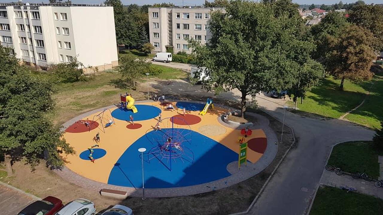 Lauke: norinčių sportuoti gryname ore laukia treniruokliai.