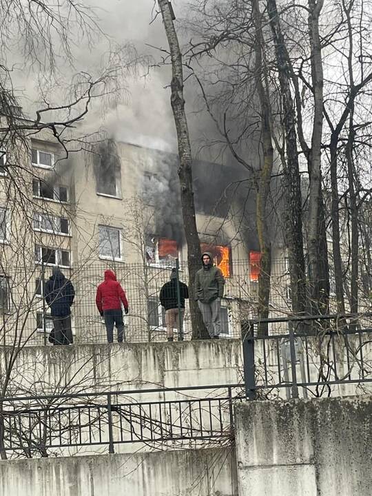Keturis butus Viršuliškių daugiabutyje surijo liepsnos