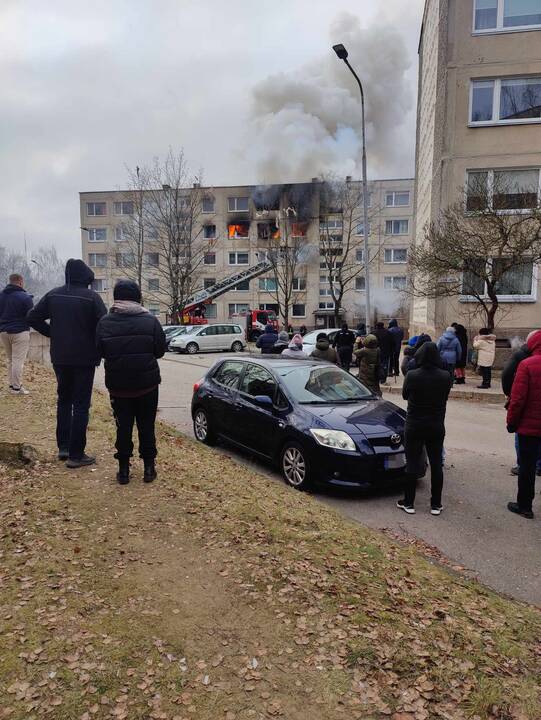 Keturis butus Viršuliškių daugiabutyje surijo liepsnos