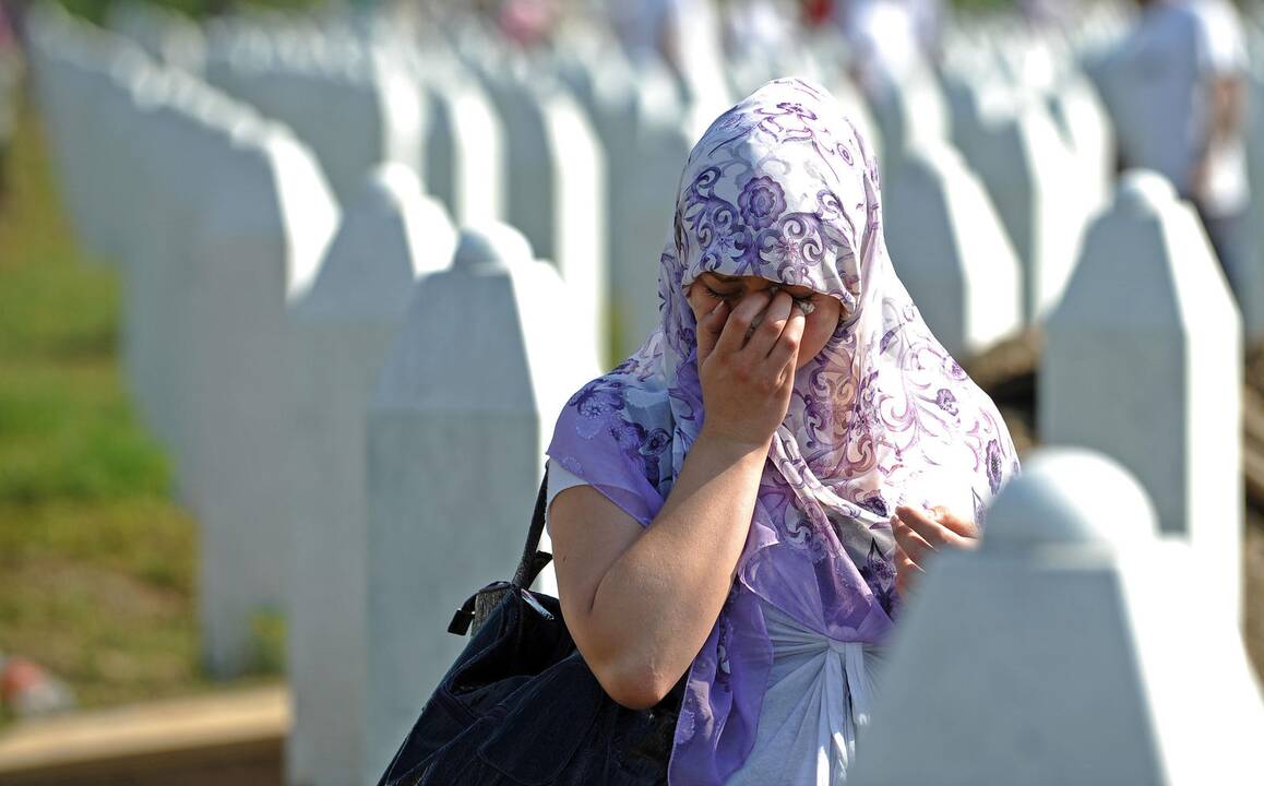 Tūkstančiai žmonių mini Srebrenicos žudynių aukas