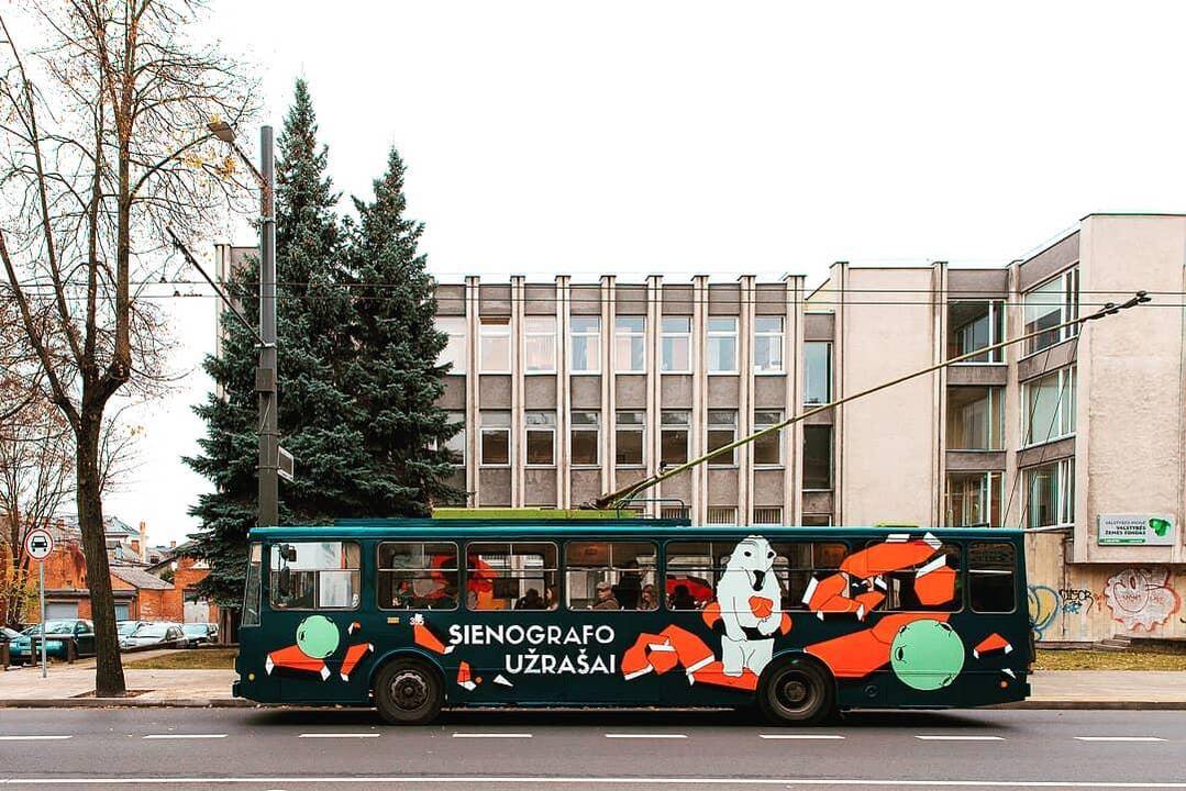 Kauniečius džiugina jau ketvirtasis išmargintas troleibusas