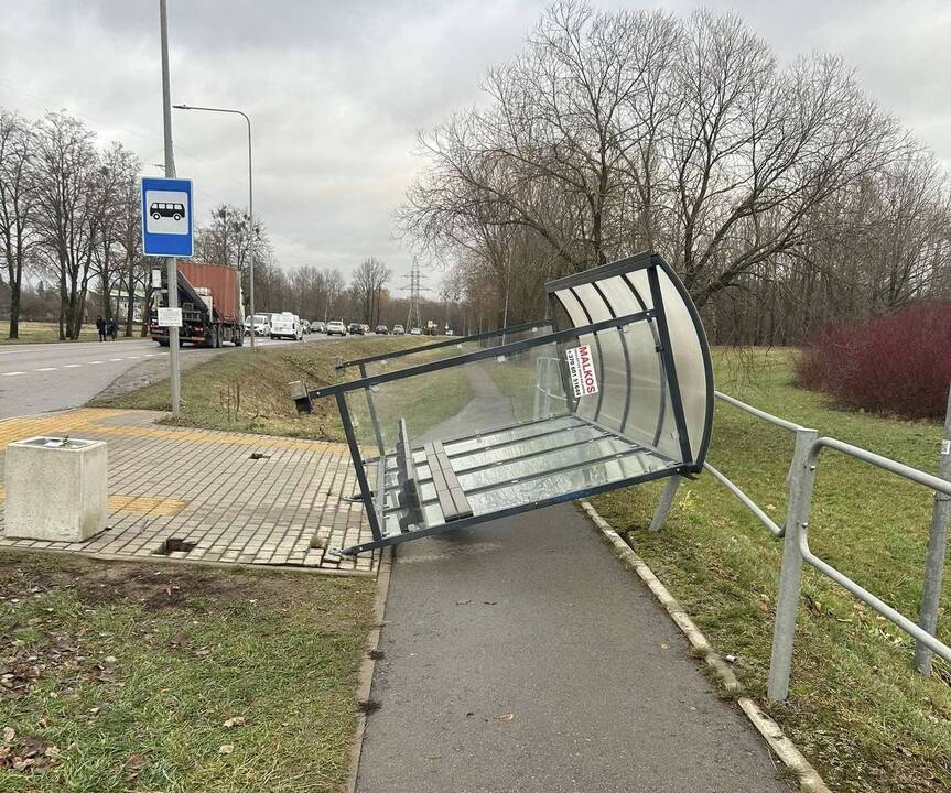 Vėjo neatlaikė ir stotelės stoginė