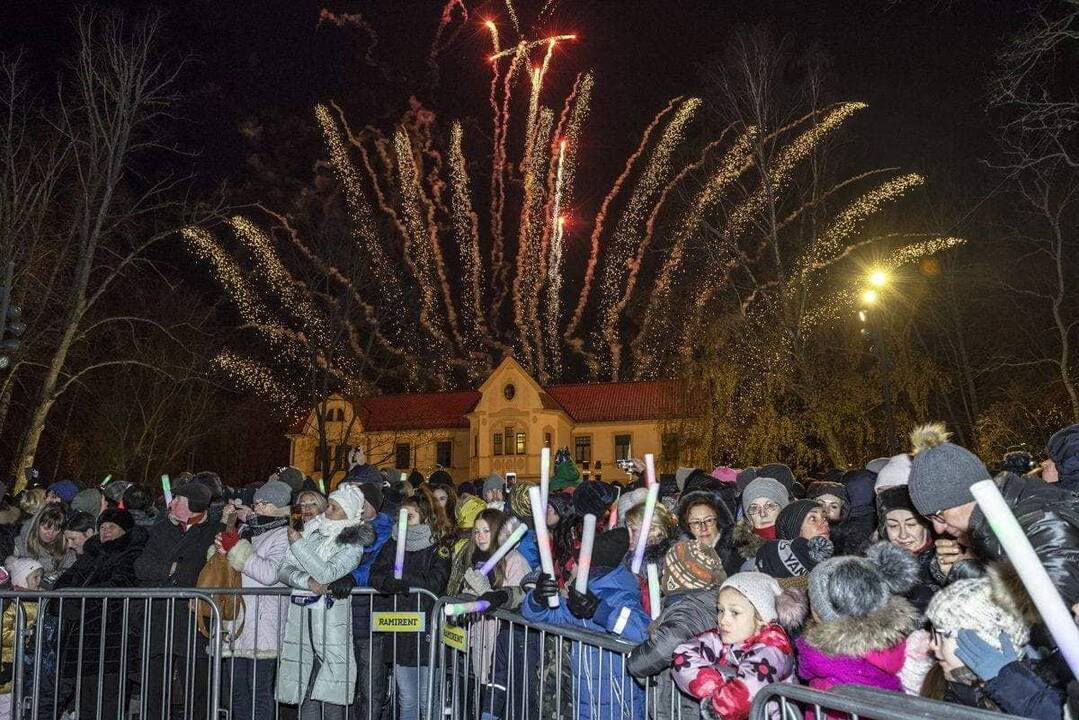 Palangoje įžiebta Kalėdų eglė