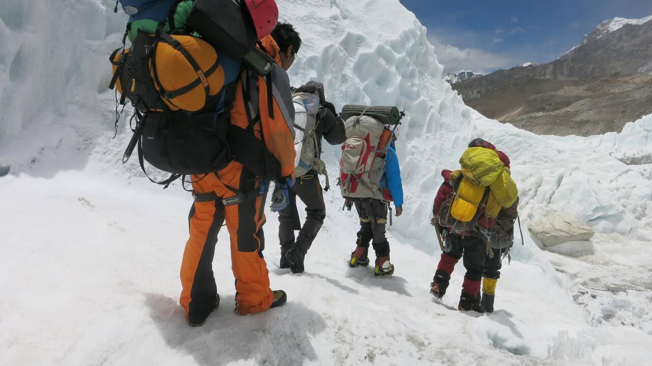 Tiek alpinistų į Everestą dar nekopė