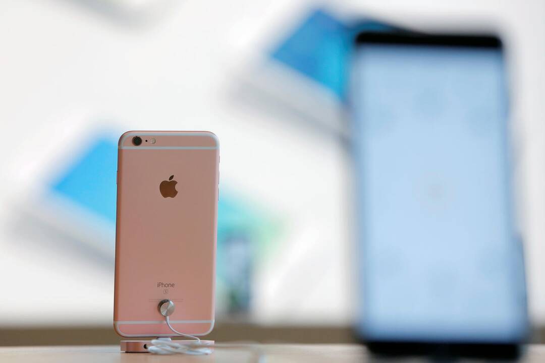 „Apple“ pašalino sistemos klaidas, kurios leido šnipinėti vartotojus