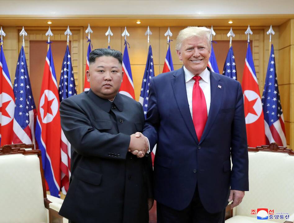 Kim Jong Un (kairėje) ir Donaldas Trumpas (dešinėje)