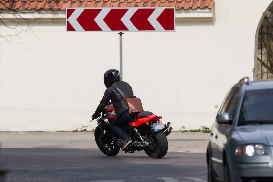 Motociklininkas prisidarė rimtų problemų: vairavo girtas ir pasipriešino pareigūnui