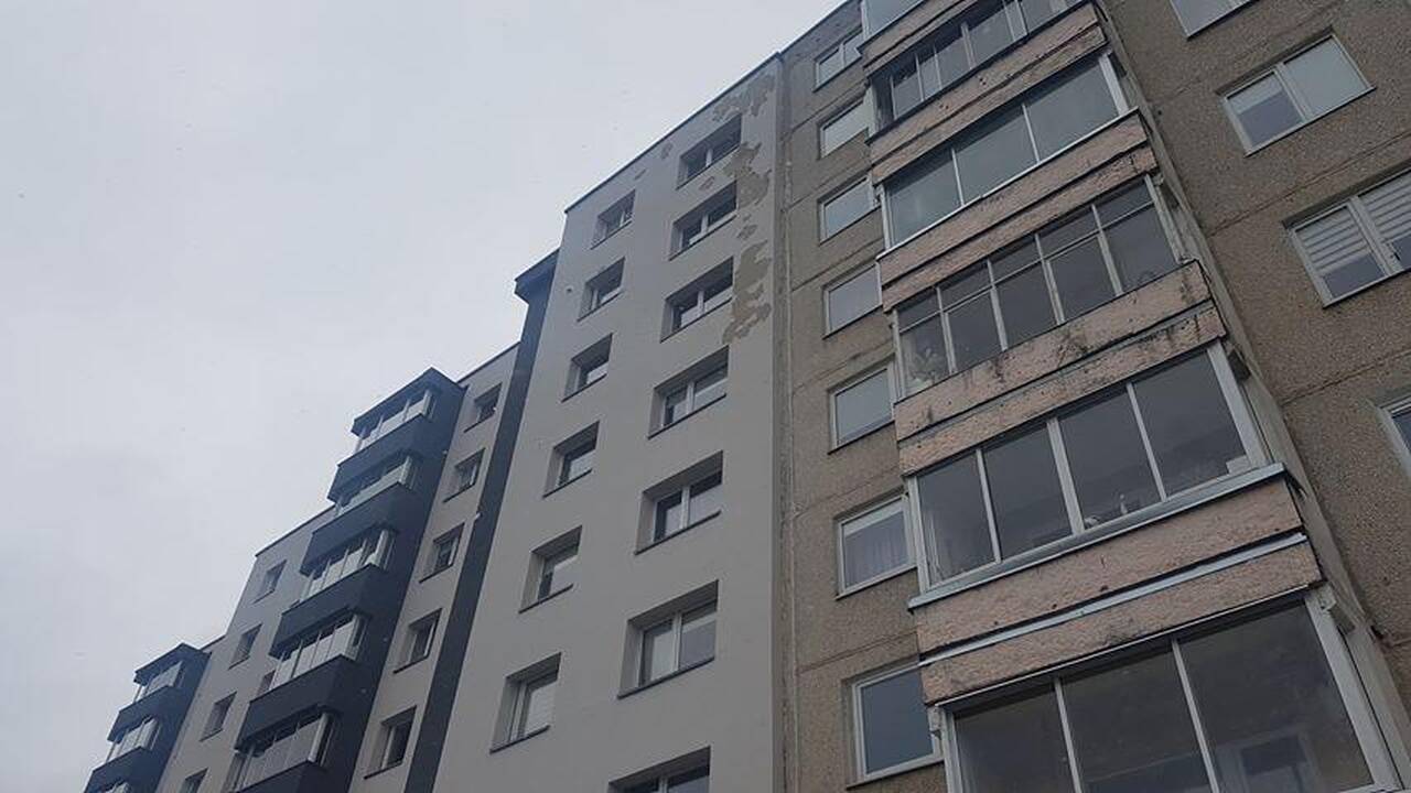 Taiso: pirmadienį Geležinio Vilko g. 1 namo fasadas jau buvo vėl remontuojamas.