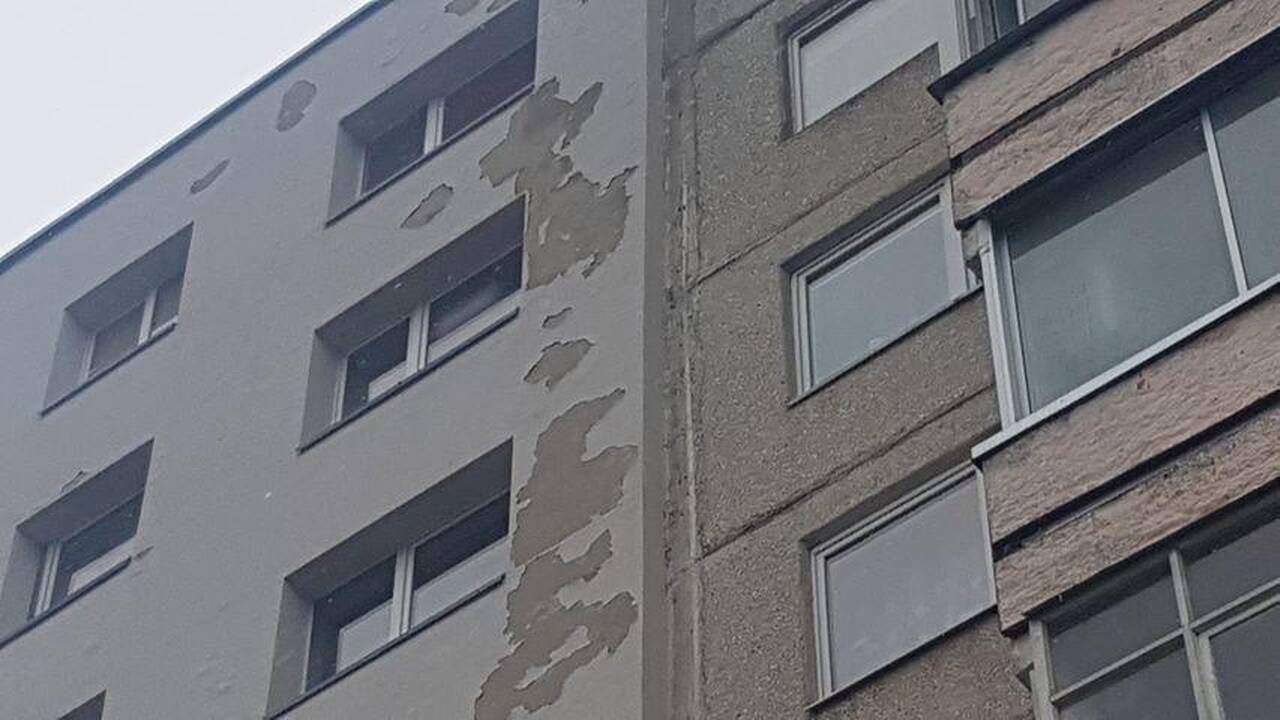 Taiso: pirmadienį Geležinio Vilko g. 1 namo fasadas jau buvo vėl remontuojamas.