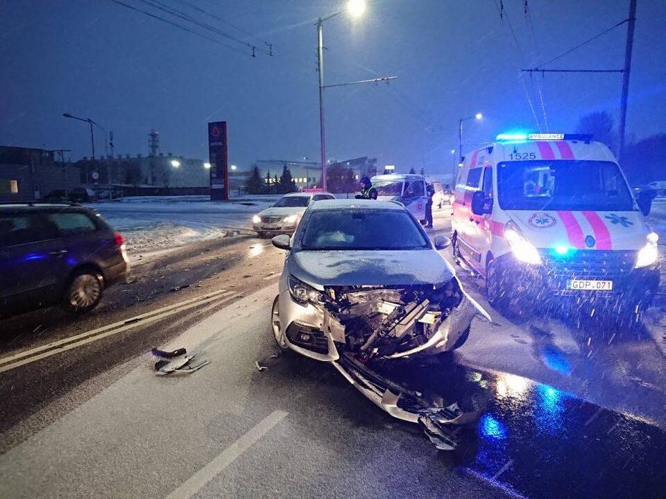 Pasnigus gatvėse – chaosas: avarijose nukentėjo žmonės