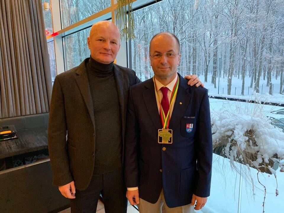 Dovana: R.Jocius ir R.Žaliūnas įsitikinę, kad defibriliatorių ypač svarbu turėti sporto klube.