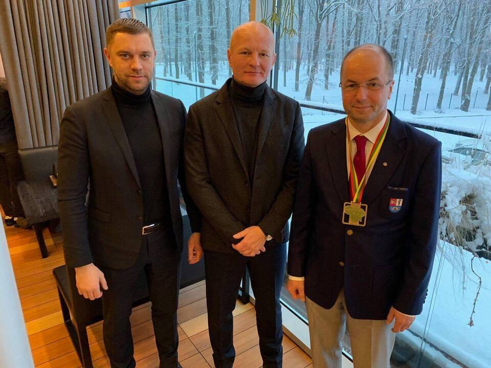 Dovana: R.Jocius ir R.Žaliūnas įsitikinę, kad defibriliatorių ypač svarbu turėti sporto klube.