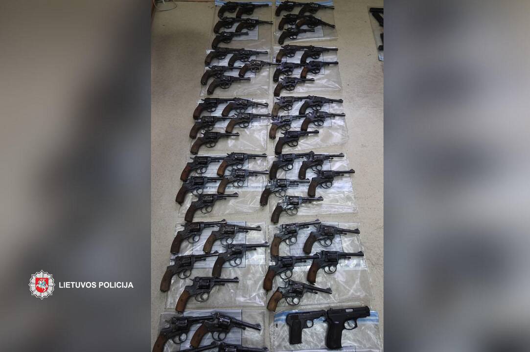 Slaptos operacijos metu išimta šimtai nelegalių ir pavojingų šaunamųjų ginklų