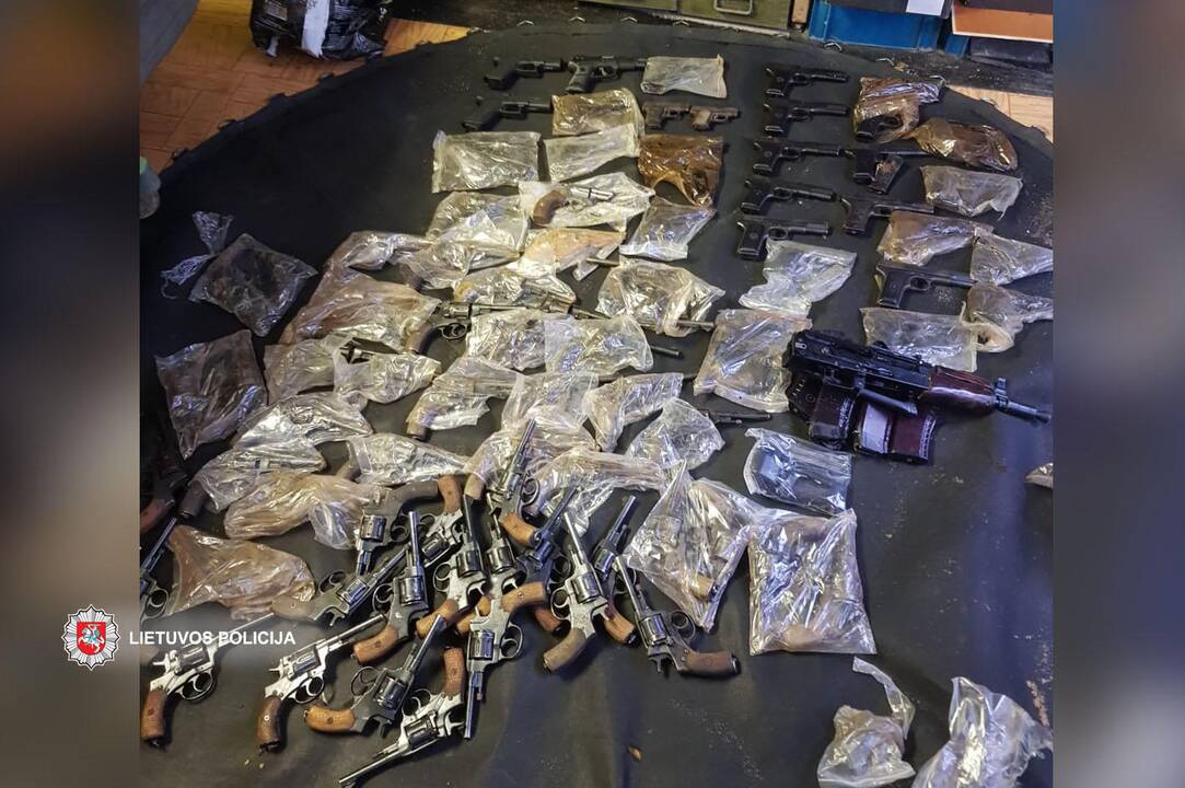 Slaptos operacijos metu išimta šimtai nelegalių ir pavojingų šaunamųjų ginklų