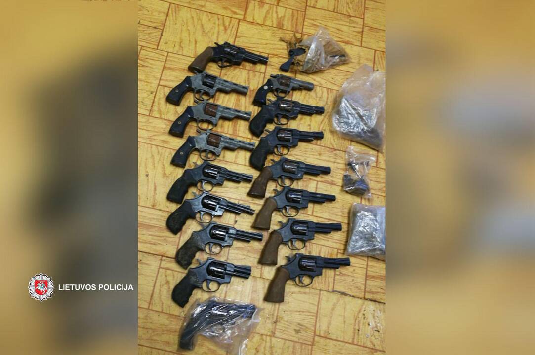 Slaptos operacijos metu išimta šimtai nelegalių ir pavojingų šaunamųjų ginklų