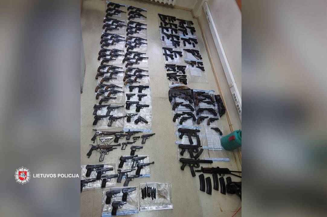 Slaptos operacijos metu išimta šimtai nelegalių ir pavojingų šaunamųjų ginklų