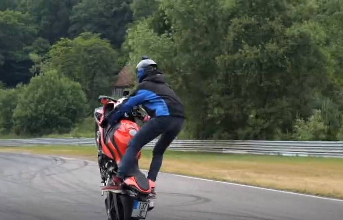 Įspūdingas rekordas: motociklu ant vieno rato pravažiavo virš 3 km