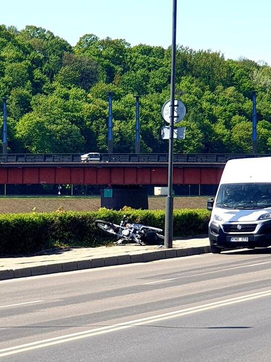 Miesto centre susidūrė motociklas ir „Toyota“ – ieškomi avarijos liudininkai
