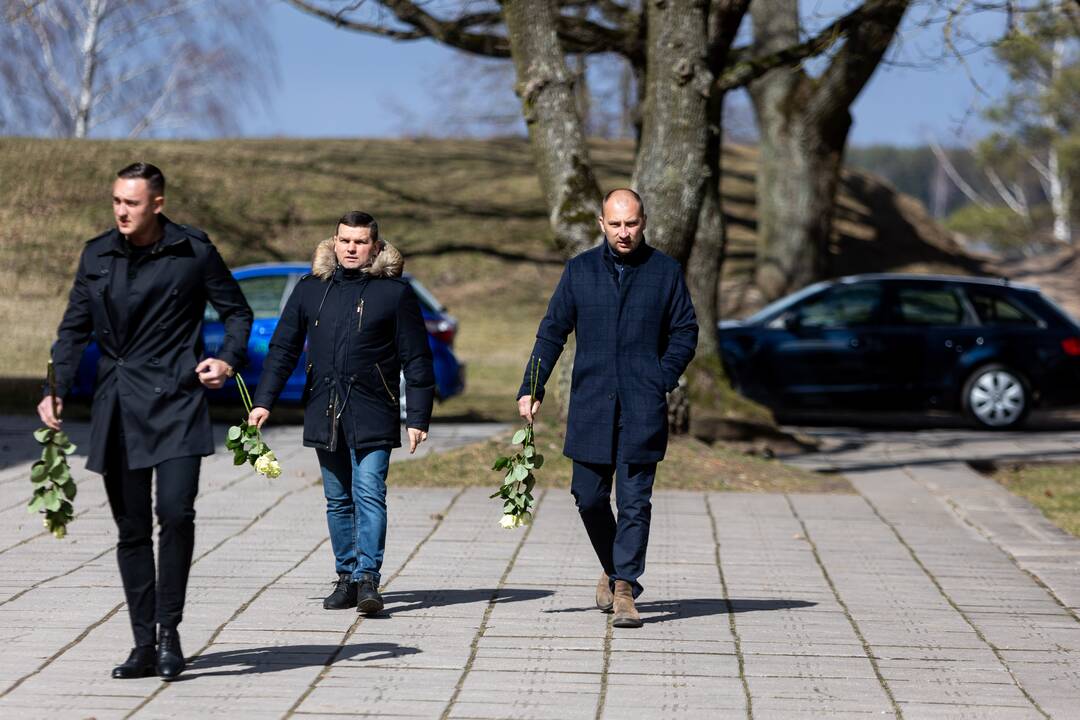 Atsisveikinama su žuvusiu M. Kvedaravičiumi 