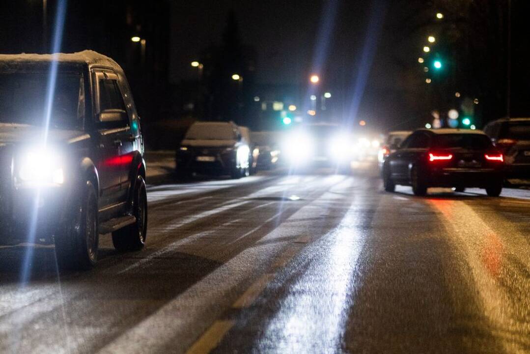 Vairuotojai, būkite atidūs keliuose: naktį numatomas sniegas, lijundra