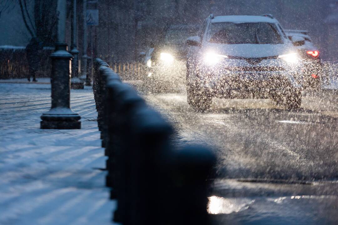 Kelininkai perspėja: eismo sąlygas sunkina snygis