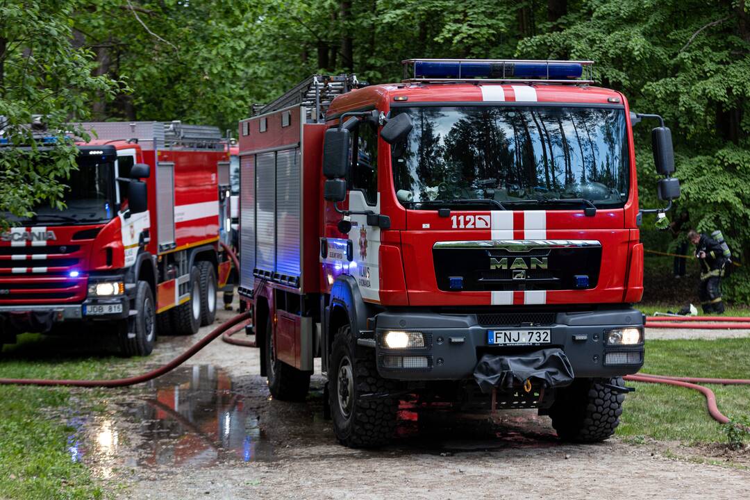 Šeštadienį paryčiais netoli Merkinės užsiliepsnojo vila „Ūla“