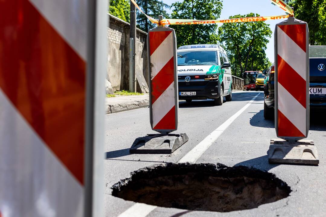 Rasų gatvėje atsivėrė smegduobė