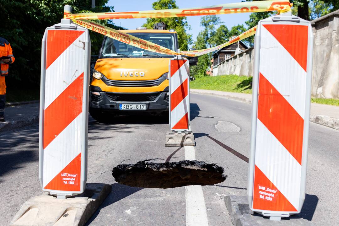 Rasų gatvėje atsivėrė smegduobė