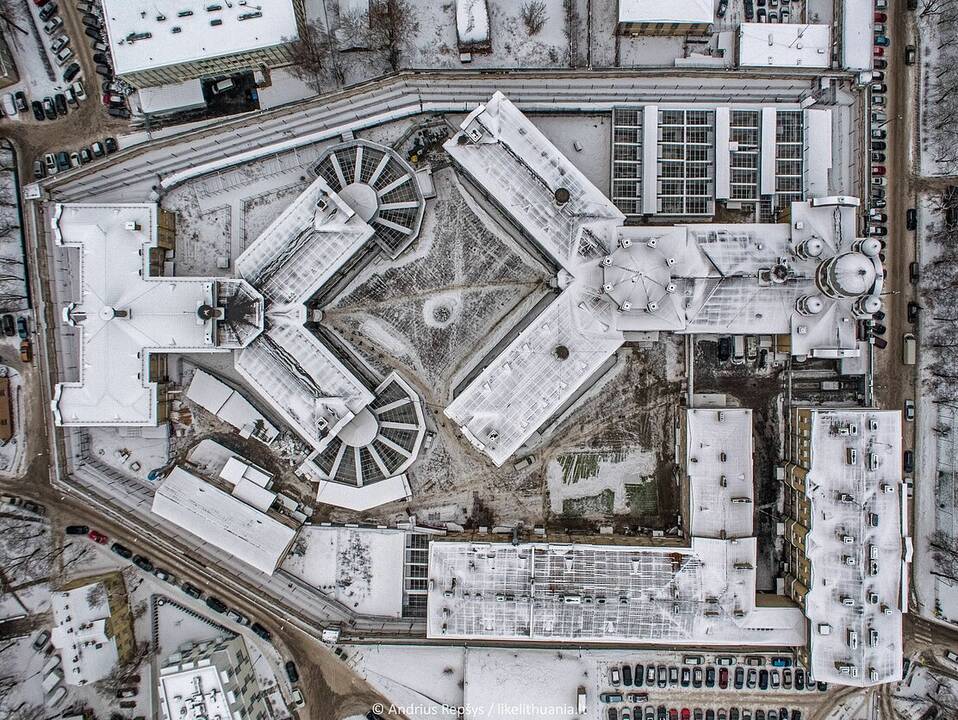 Situacija: daug metų iš paukščio skrydžio fotografuojantis A.Repšys siūlytų keisti požiūrį ir į vaizdų fiksavimą dronais. "Kai draudimas yra absoliutus, žmonės jį pažeidžia ir skraido nelegaliai", – sako jis.