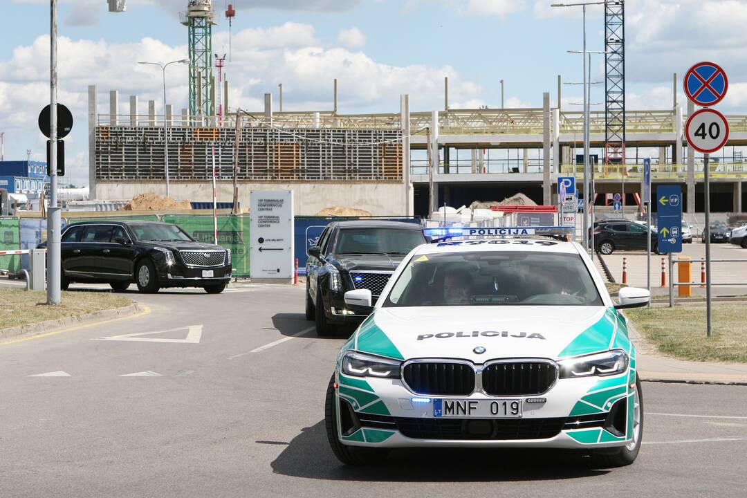 Vilnių pasiekė JAV prezidentui ir jo administracijai skirti automobiliai  