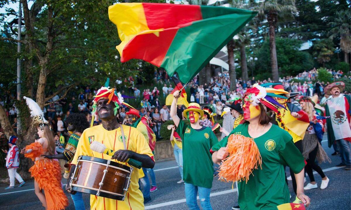 Sočyje prieš futbolo rungtynes vykusiame parade žygiavo „juodaveidžiai“ 