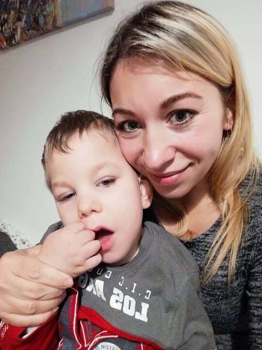 Jautru: prie patalo prikaustyto berniuko tėvai rankų nenuleidžia – viltis deda į specialiąją terapiją.