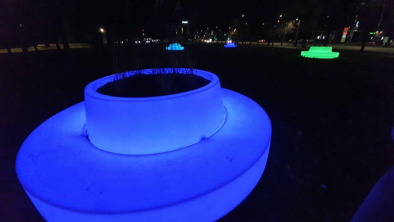 Spalvas keičiantys suoliukai Kalniečių parke