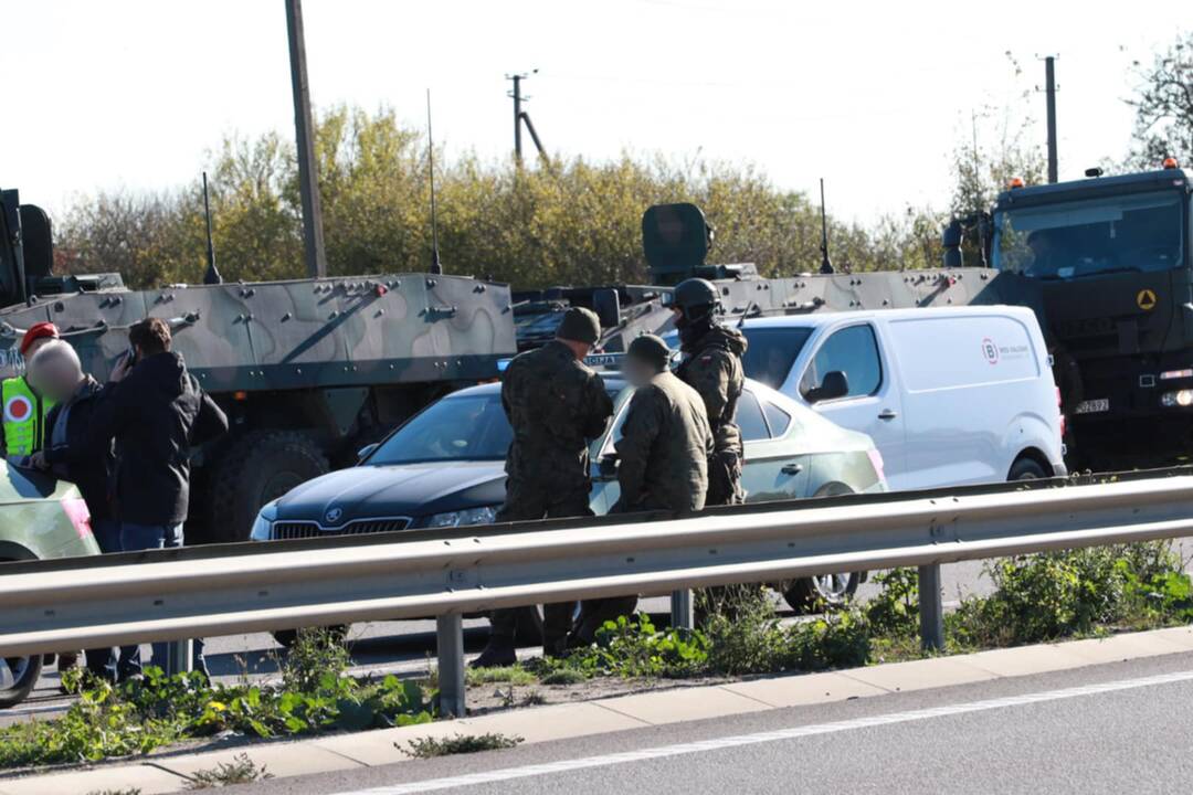 Ties Akademija į avariją pateko šarvuočių kolona