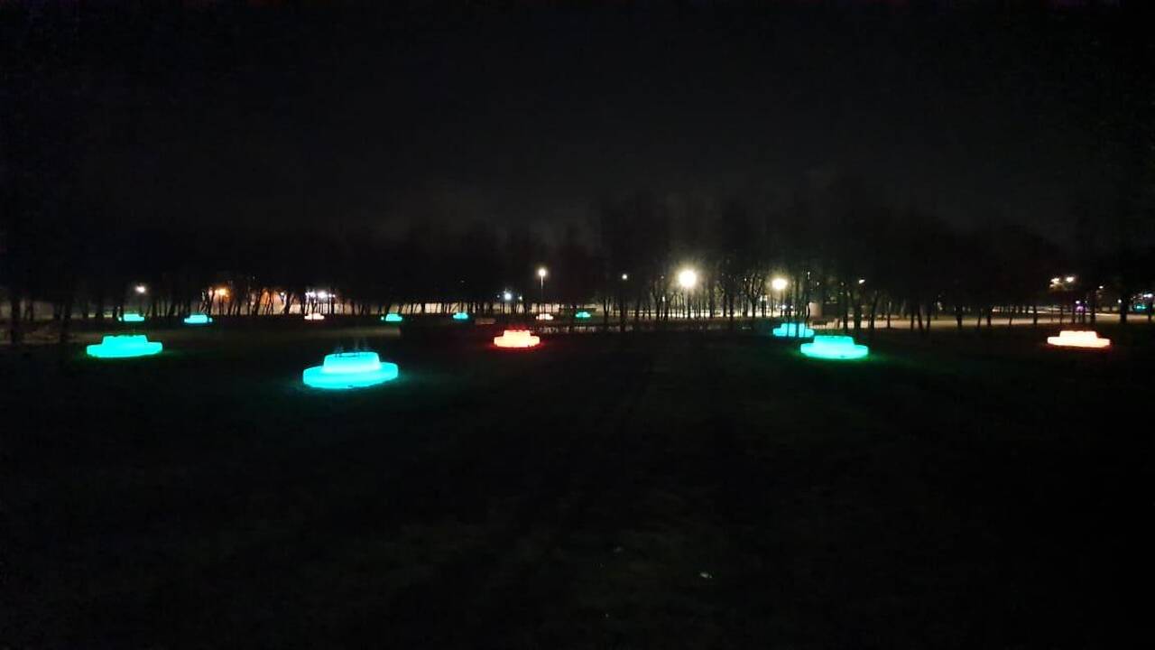 Spalvas keičiantys suoliukai Kalniečių parke