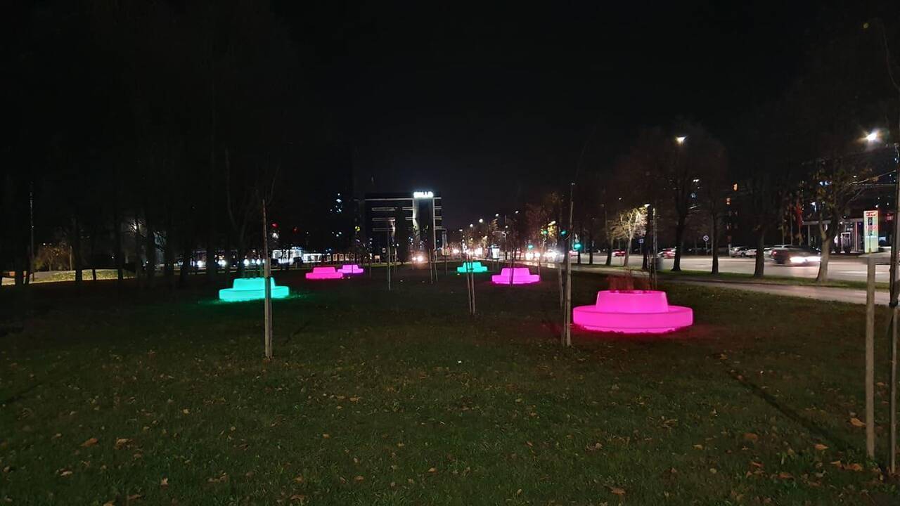 Spalvas keičiantys suoliukai Kalniečių parke
