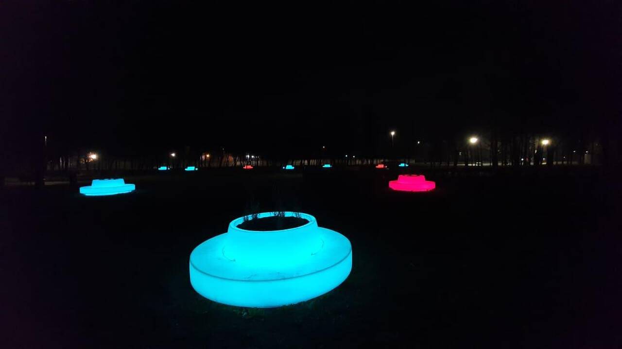 Spalvas keičiantys suoliukai Kalniečių parke