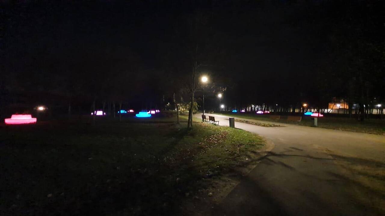 Spalvas keičiantys suoliukai Kalniečių parke