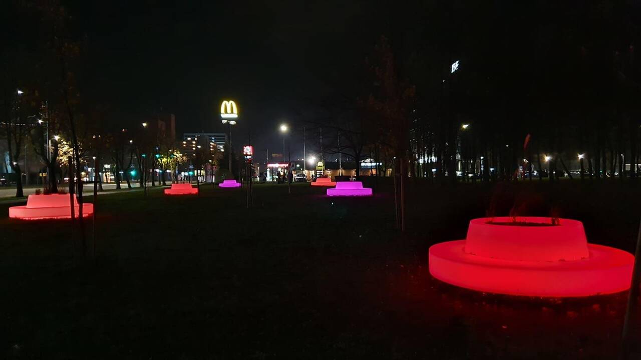 Spalvas keičiantys suoliukai Kalniečių parke
