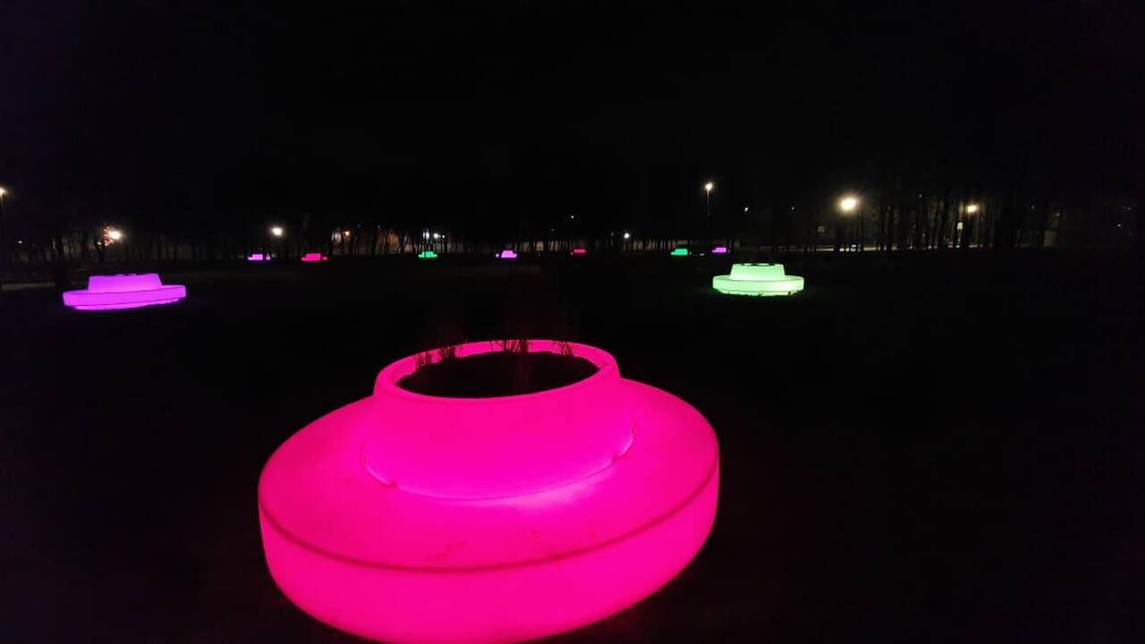 Spalvas keičiantys suoliukai Kalniečių parke