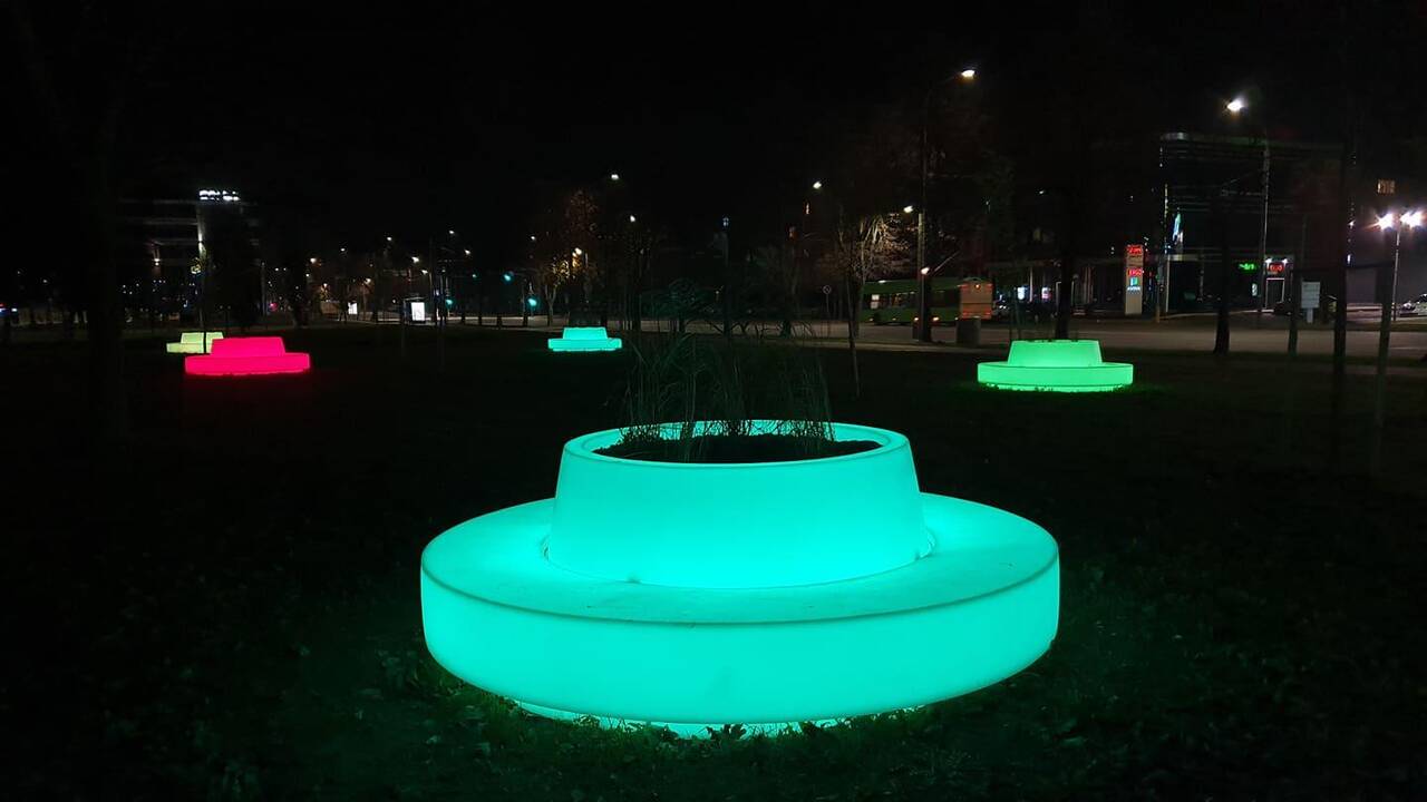 Spalvas keičiantys suoliukai Kalniečių parke