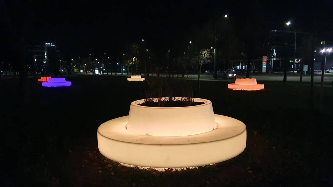 Spalvas keičiantys suoliukai Kalniečių parke