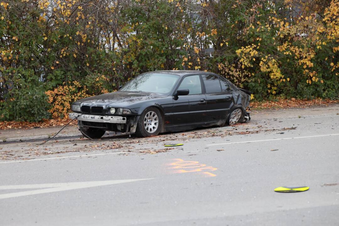 Elektrėnų g. BMW rėžėsi į stotelę su žmonėmis