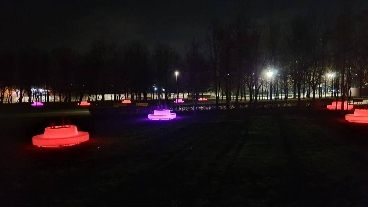Spalvas keičiantys suoliukai Kalniečių parke