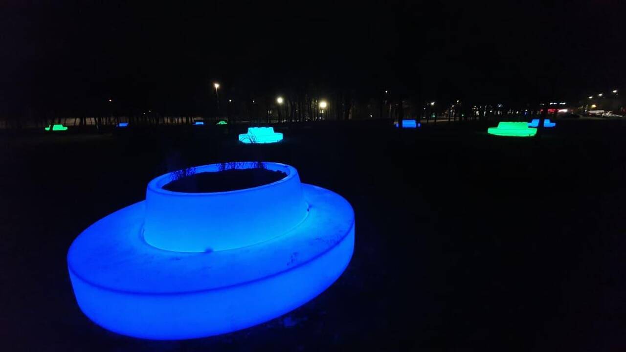 Spalvas keičiantys suoliukai Kalniečių parke