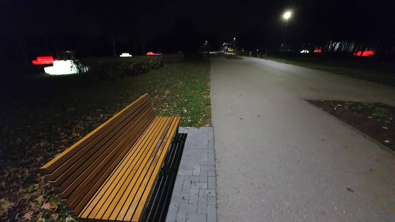 Spalvas keičiantys suoliukai Kalniečių parke