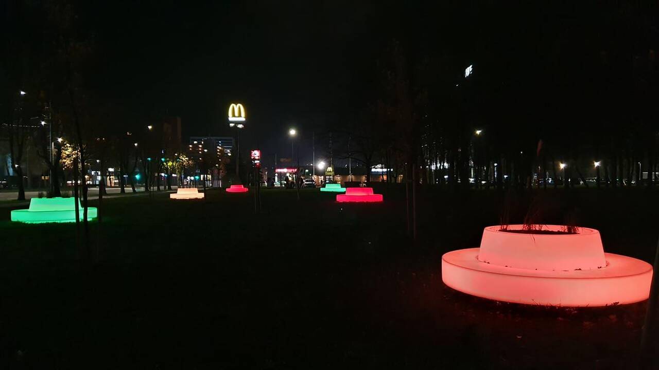 Spalvas keičiantys suoliukai Kalniečių parke