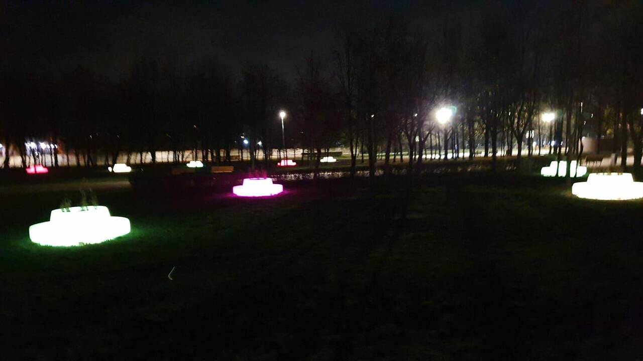 Spalvas keičiantys suoliukai Kalniečių parke