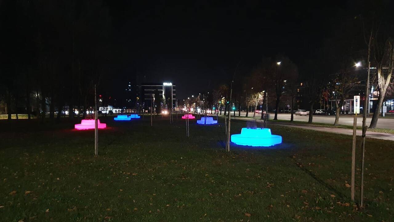 Spalvas keičiantys suoliukai Kalniečių parke